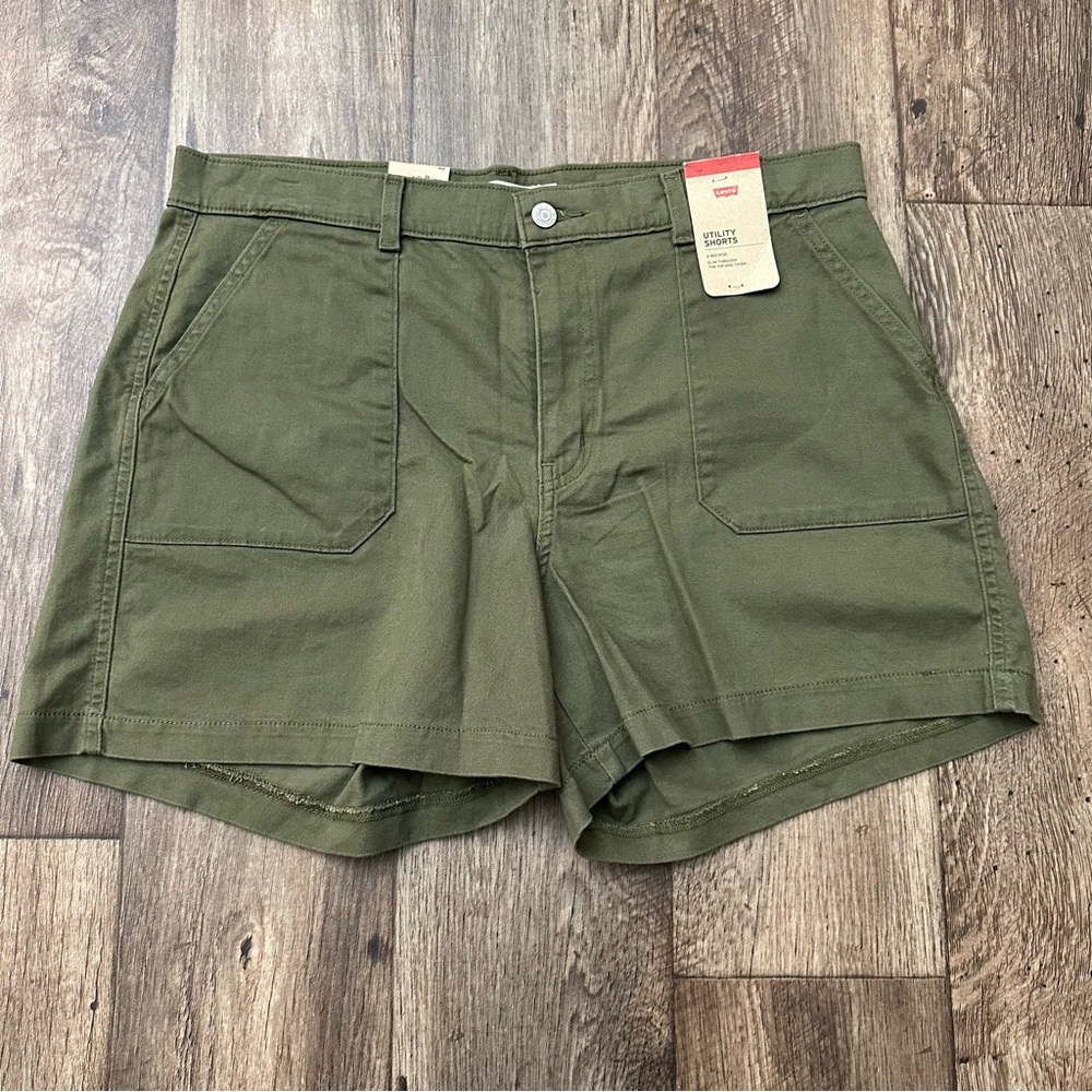 Levi’s Mid Rise Utility Shorts Women’s Size 32 Army Green